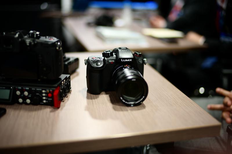 Máy ảnh Panasonic Lumix GH5S (Body Only) Máy ảnh Panasonic Lumix GH5S (Body Only)