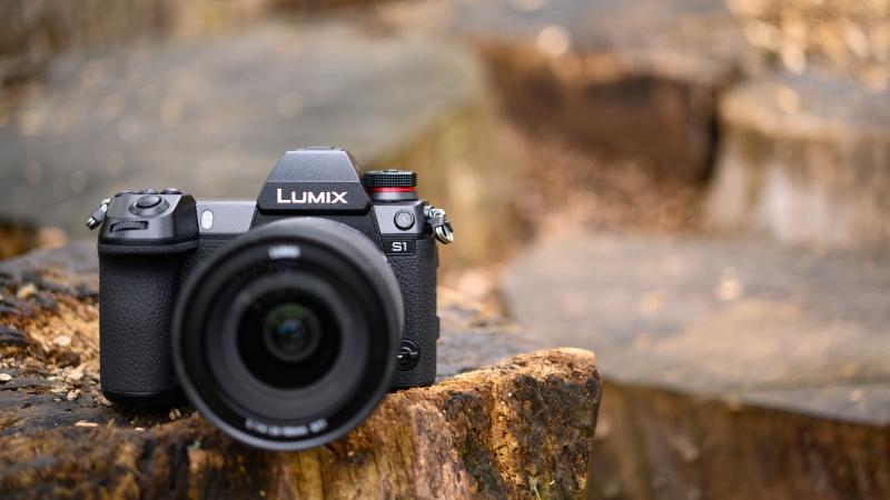 Máy Ảnh Mirrorless Panasonic Lumix S1 (Body Only) Máy Ảnh Mirrorless Panasonic Lumix S1 (Body Only)