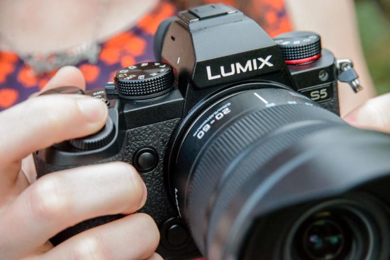 Máy ảnh Mirrorless Panasonic Lumix S5 Máy ảnh Mirrorless Panasonic Lumix S5