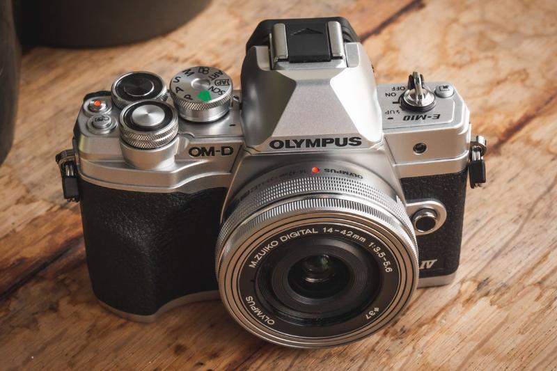 Máy ảnh OM SYSTEM OM-D E-M10 Mark IV + Lens 14-42mm EZ Máy ảnh OM SYSTEM OM-D E-M10 Mark IV + Lens 14-42mm EZ